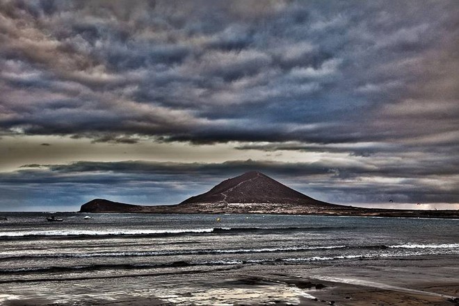 A stunning evening in Medano - PWA Tenerife World Cup 2011 &copy;  John Carter / PWA http://www.pwaworldtour.com